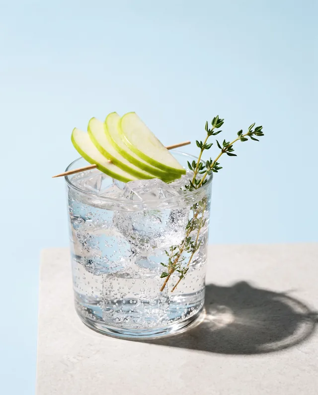 Drink: Apfel und Thymian mit Nr. 8 London Dry Gin