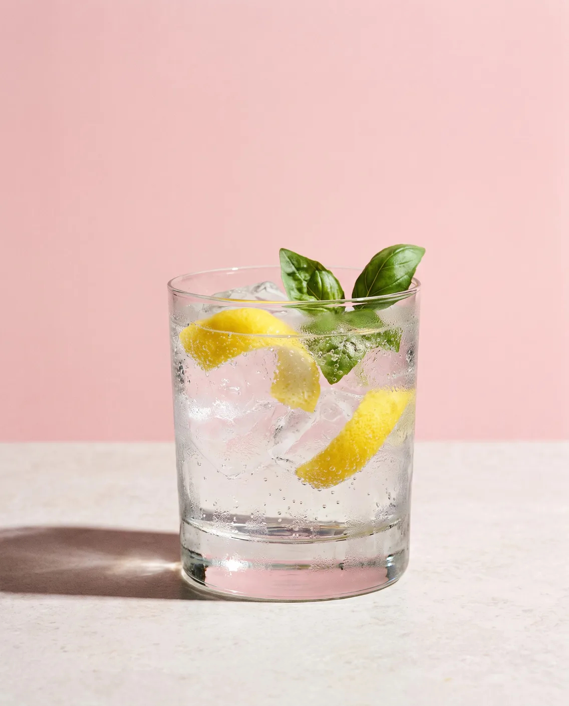 Drink: Zitrone und Basilikum