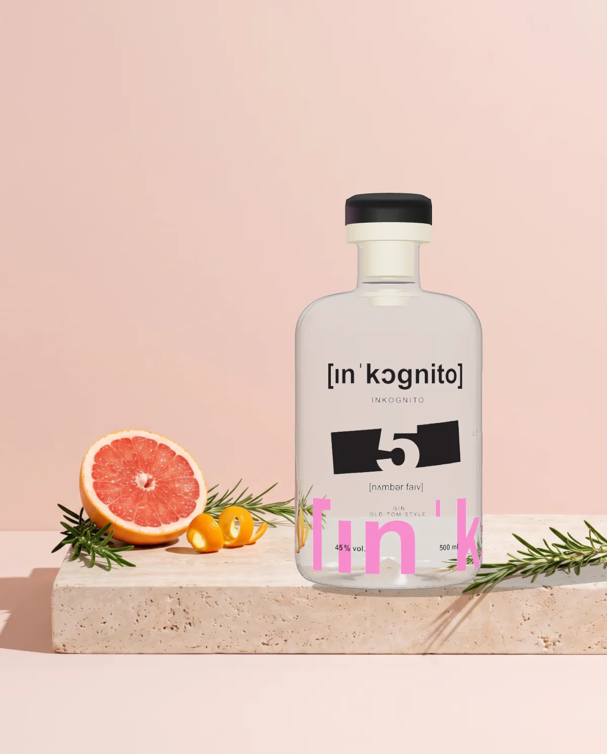 Nr. 5 Gin „Old Tom Style“ auf einem Steinsockel in der Sommersonne